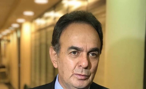 HOY / Monges tirotea contra Petta: “Sufre de amnesia y apaña a esposa planillera de Cuevas”