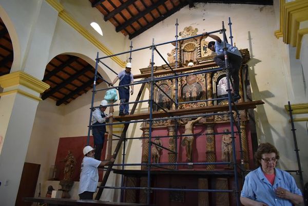 Apuntalan retablo jesuítico a punto de colapsar en Santiago - Nacionales - ABC Color