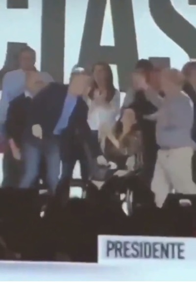 ¿Discriminación? Macri utilizó a su vicepresidenta como "mesita" (video)