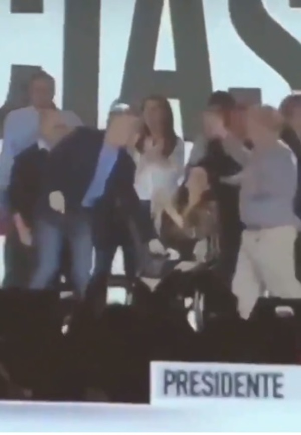 ¿Discriminación? Macri utilizó a su vicepresidenta como "mesita" (video)