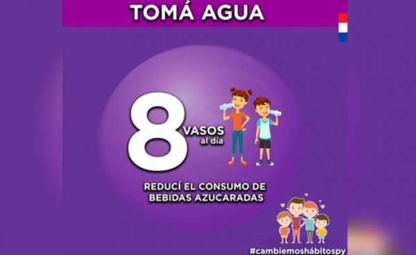 En días calurosos, consuma agua simple, sin sodio y sin gas