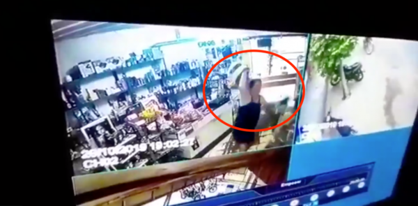 HOY / Gatilla su pistola para asaltar pero falla: ahí le arrebatan el casco y le 'revientan' a golpes