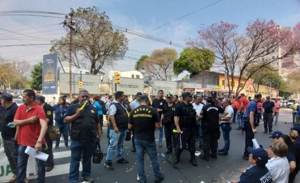 HOY / Hartos de promesas y sin traba legal, guardiacárceles preparan huelga de 30 días