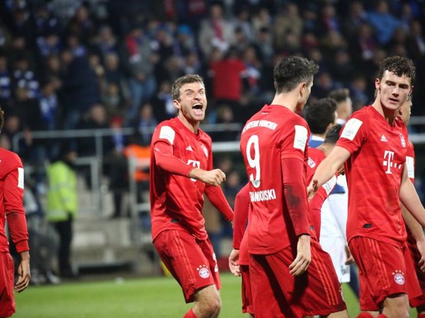 Müller rescata al Bayern en el último suspiro