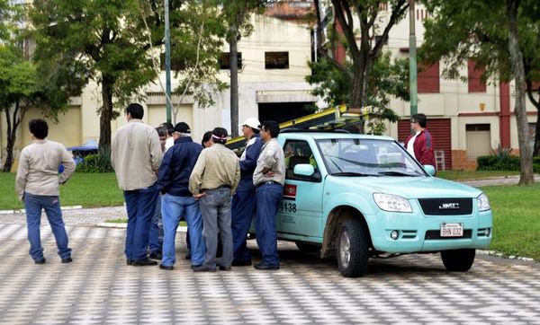 Funcionarios de la ANDE anuncian tres días de huelga el próximo mes - Nacionales - ABC Color