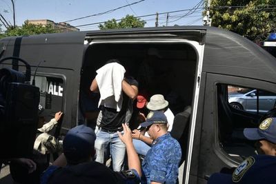 Imputan y piden prisión de los 21 policías ligados a narco Levi - Nacionales - ABC Color