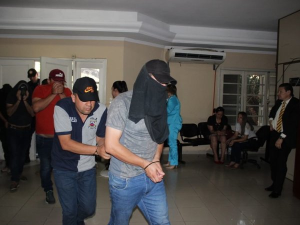 Fiscalía imputa a 21 policías tras supuesta protección a narcos