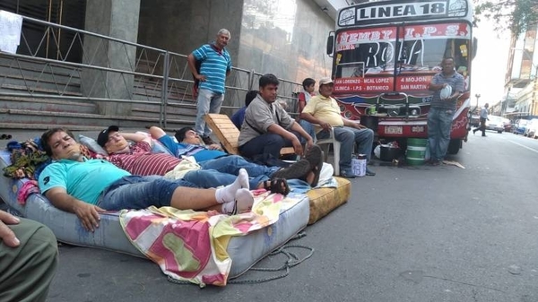 HOY / Tres de 30 choferes del 18 rojo a huelga de hambre: piden reactivar la línea