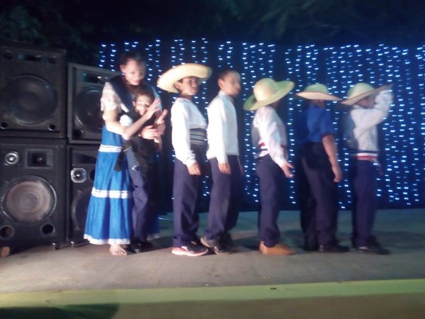 VIDEO: Maestra aprendió coreo y todo para hacer bailar a su alumno