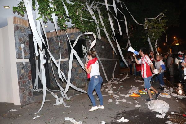 Escrachan a titular de Petropar