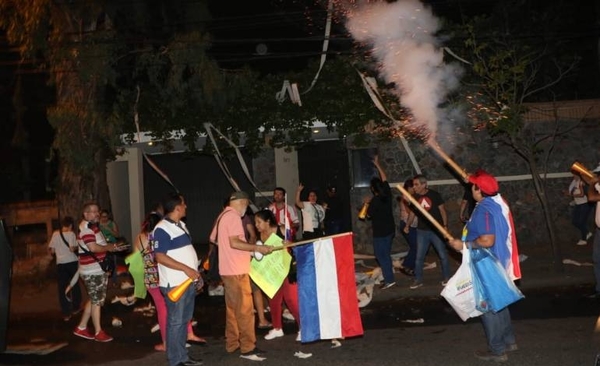 HOY / Realizan escrache contra titular de Petropar y cuestionan impunidad pese a denuncias