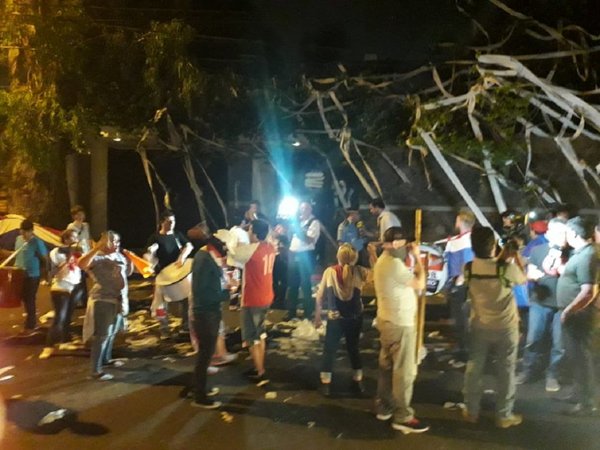 Protestan frente a vivienda de presidenta de Petropar en repudio a su gestión