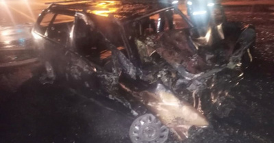 Un coche chocó con una ambulancia y se incendió