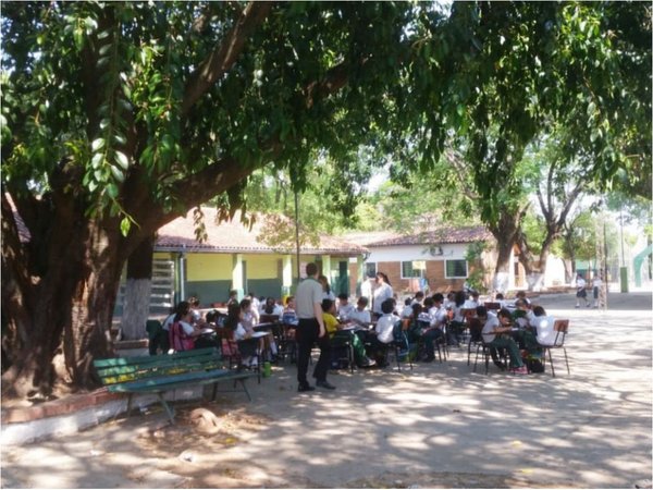 Estudiantes soportan 40º de calor sin luz