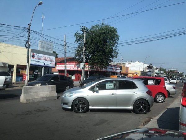 Ponen autos en venta donde debía pasar el metrobús