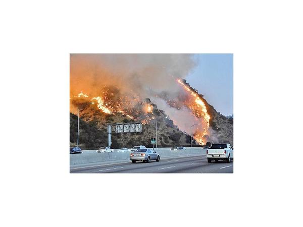 Alertan que fuertes vientos alimentan el fuego en California