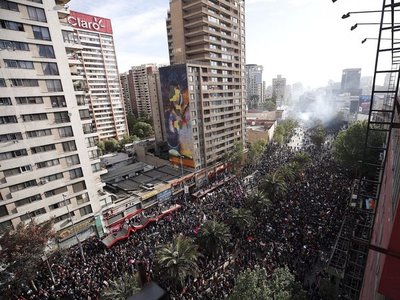 Chile cumple 12 días de protestas con nueva y multitudinaria marcha