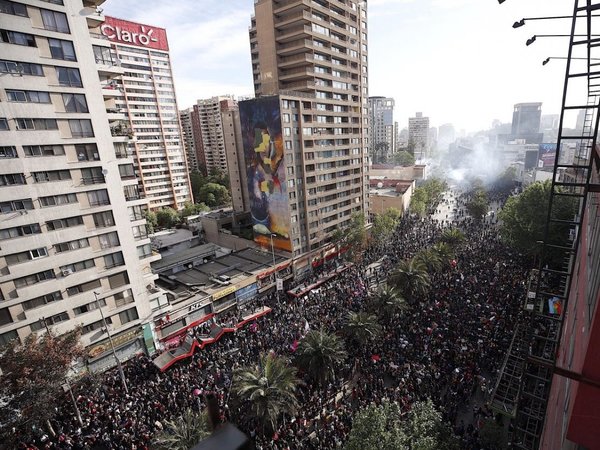 Chile cumple 12 días de protestas con nueva y multitudinaria marcha