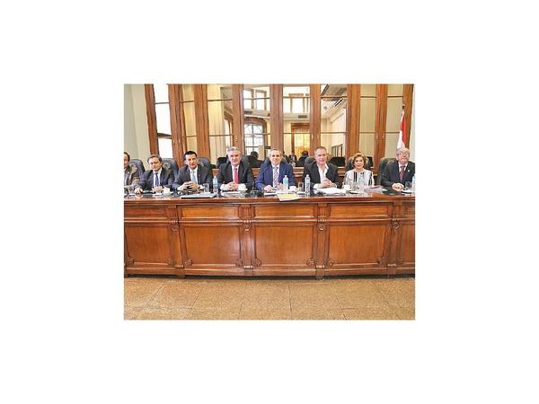Denunciados por millonaria regulación