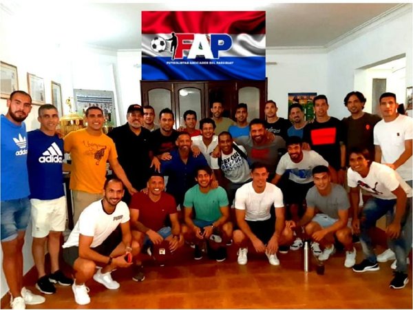 Los futbolistas amenazan con paro