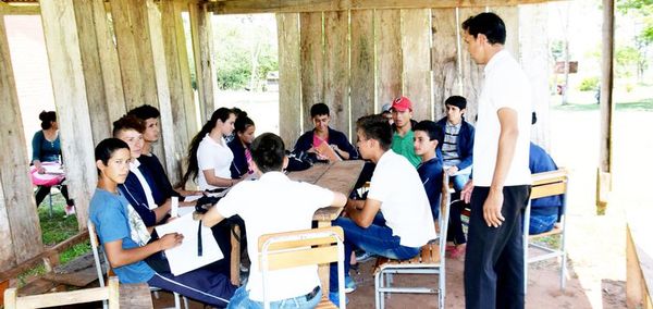 Alumnos dan clases bajo una choza en 3 de Mayo - Interior - ABC Color
