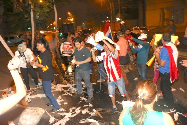 Escracharon anoche en su casa a Patricia Samudio