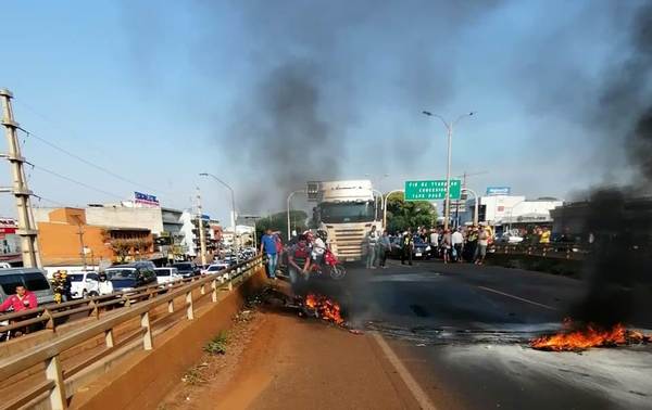 Motocicleta arde en llamas tras accidente sobre viaducto del km 4