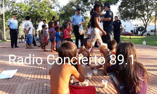 Policías brindan desayuno a nativos