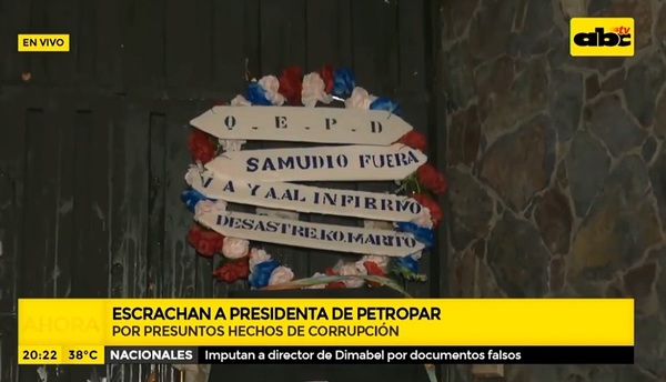 Escrachan a presidenta de Petropar frente a su casa