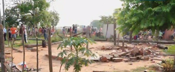 Desalojo pacífico de cerca de 80 familias de un predio en Luque - ADN Paraguayo