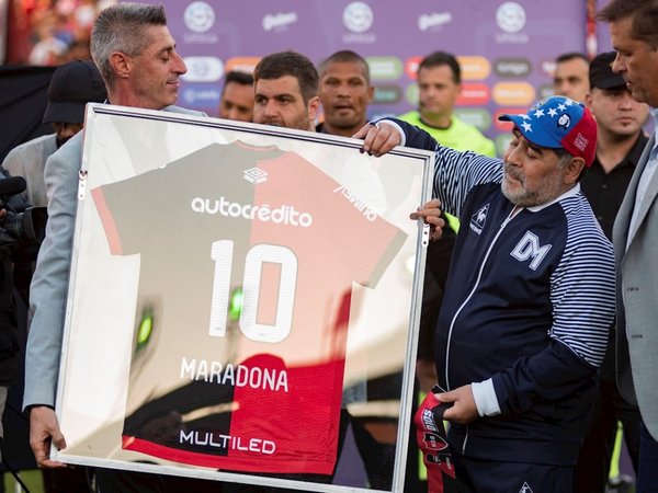 El Newell's tributa emotivo homenaje a Maradona pero luego cae goleado