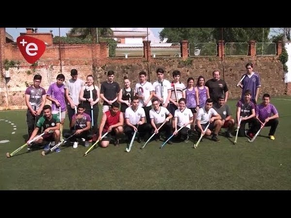 JUGÁ HOCKEY EN EL COLE: ENTREGAN IMPLEMENTOS DEPORTIVOS A ESTUDIANTES