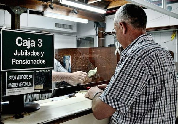 Jubilados cobran hoy y mañana sus haberes del mes de octubre | .::Agencia IP::.