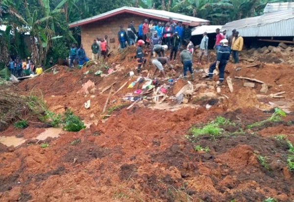 Son ya 42 muertos en Camerún, de ellos 26 niños, por un corrimiento de tierra | .::Agencia IP::.
