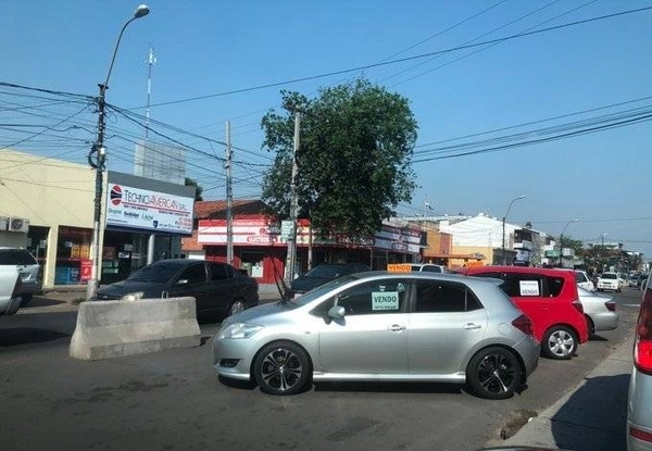 HOY / Tierra de nadie: venta de autos en paseo central de ruta 2