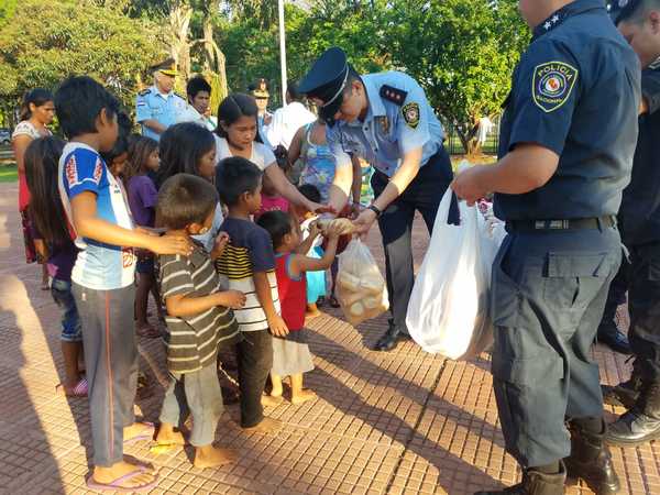 Policías hacen “vaquita” y llevan desayuno a niños indígenas