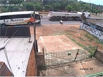 Por miedo a ir a la  cárcel se arrojó frente a un colectivo