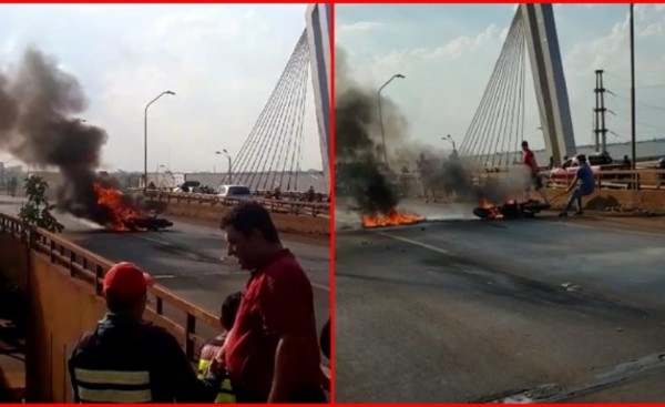 Tras chocar contra un vehículo una moto fue consumida por las llamas