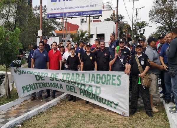 Guardiacárceles aseguran que no aceptarán migajas para levantar huelga