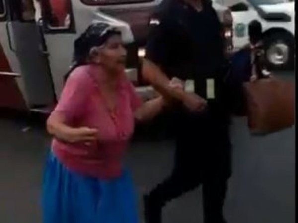 Policía ayudó a una abuelita a cruzar la ruta y se volvió viral