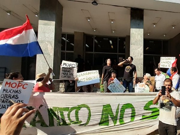 Manifestantes pro Jardín Botánico protestan frente al MOPC