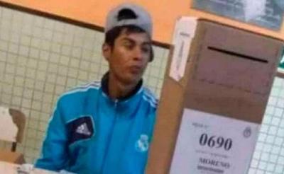 Lo discriminaron durante las elecciones por su vestimenta. Ahora recibió el respaldo del presidente y del pueblo argentino.