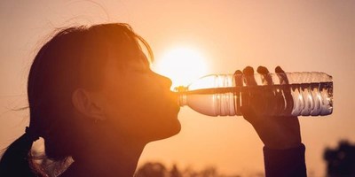 EN DÍAS CALUROSOS, CONSUMA AGUA SIMPLE, SIN SODIO Y SIN GAS