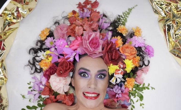 HOY / "Las mil y una flores": Silvia Flores en Teatro Bar