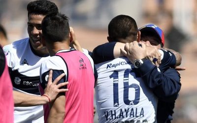 Con Ayala como figura, el 'Lobo' de Maradona golea en Rosario