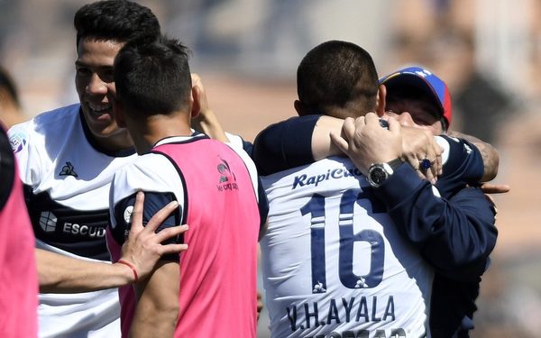 Con Ayala como figura, el 'Lobo' de Maradona golea en Rosario