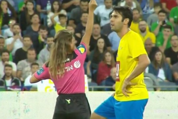 ¿Quién no lo haría? Árbitra amonestó a Kaká por un divertido e insólito motivo