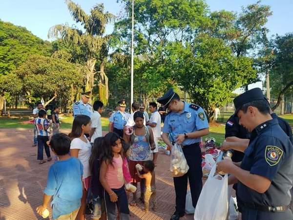 Policías asisten con desayuno a nativos en CDE
