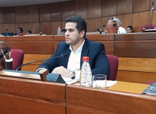 Diputado se arrepintió de pedir asueto