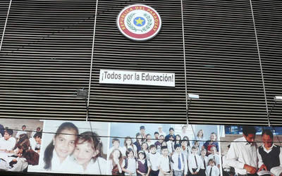 Docentes paralizarán actividades para exigir reajuste salarial del 16% » Ñanduti